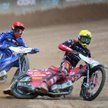 Max Fricke (kask żółty) przed Bartoszem Zmarzlikiem (kask czerwony) w pierwszym półfinale Grand Prix