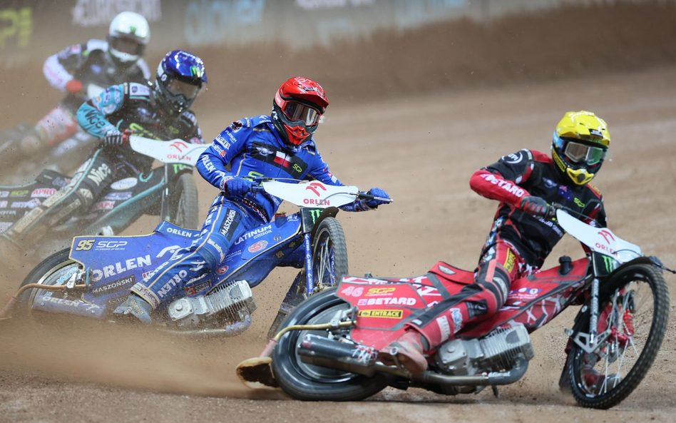 Max Fricke (kask żółty) przed Bartoszem Zmarzlikiem (kask czerwony) w pierwszym półfinale Grand Prix