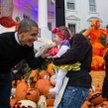 Prezydent Barack Obama wita dzieci z Waszyngtonu w Helloween, 31 października 2014 r.