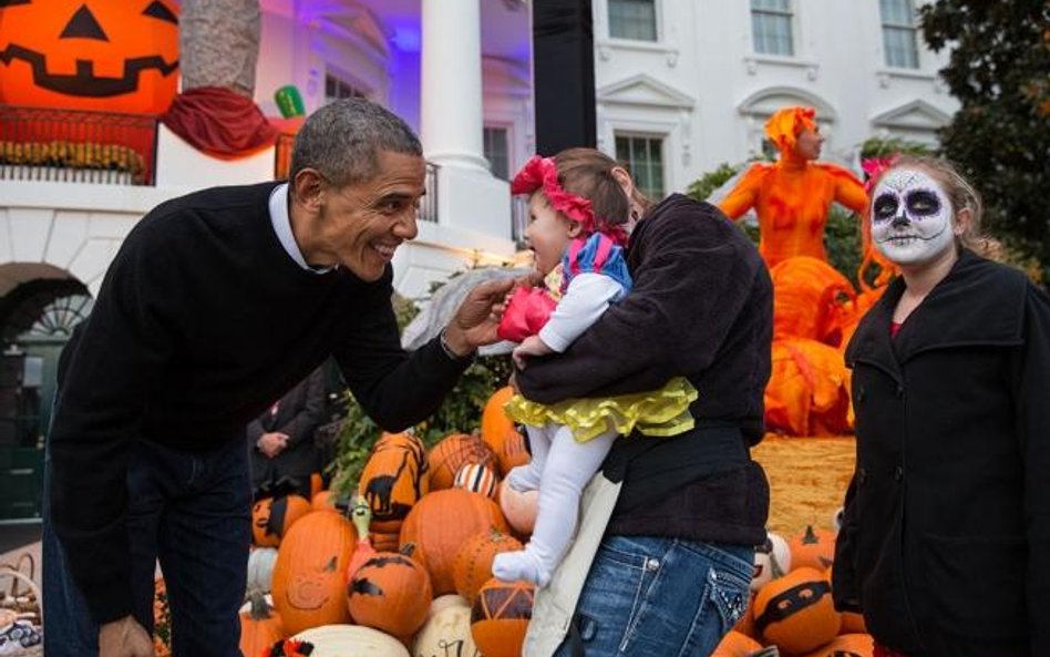 Prezydent Barack Obama wita dzieci z Waszyngtonu w Helloween, 31 października 2014 r.