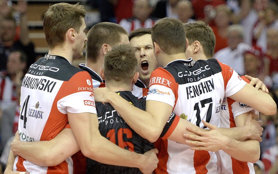 Siatkarze Asseco Resovii Rzeszów cieszą się podczas 3. meczu finałowego Ekstraklasy z Lotosem Trefl 