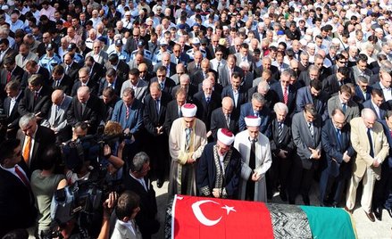 Gdyby monarchia wciąż istniała, jesienią 2009 roku Turcy opłakiwaliby 43. sułtana. Pogrzeb Ertugrula