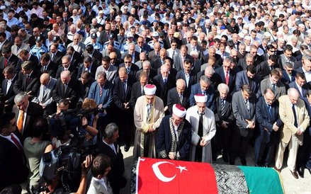 Gdyby monarchia wciąż istniała, jesienią 2009 roku Turcy opłakiwaliby 43. sułtana. Pogrzeb Ertugrula