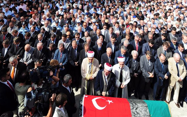 Gdyby monarchia wciąż istniała, jesienią 2009 roku Turcy opłakiwaliby 43. sułtana. Pogrzeb Ertugrula