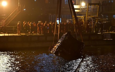 Operacja wydobywania wraku autobusu z rzeki Jangcy