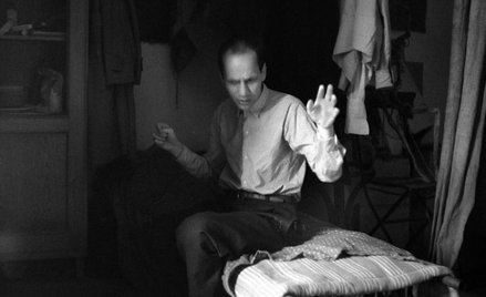 Miron Białoszewski w mieszkaniu przy placu Dąbrowskiego w Warszawie w 1964 r.