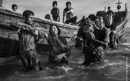 Kevin Frayer, "Rohingya Refugees Flee Into Bangladesh"