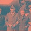 Marlena Dietrich w towarzystwie pilotów jednej z amerykańskich eskadr bombowych