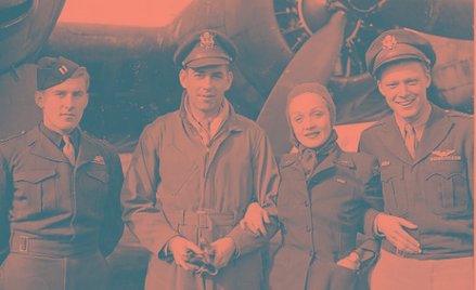 Marlena Dietrich w towarzystwie pilotów jednej z amerykańskich eskadr bombowych