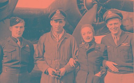 Marlena Dietrich w towarzystwie pilotów jednej z amerykańskich eskadr bombowych