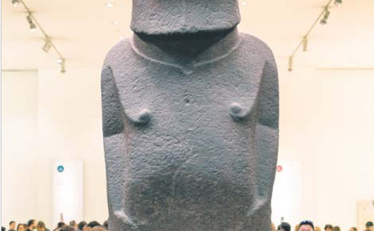 Posąg z Wyspy Wielkanocnej nazywany Hoa Hakananai’a eksponowany w British Museum
