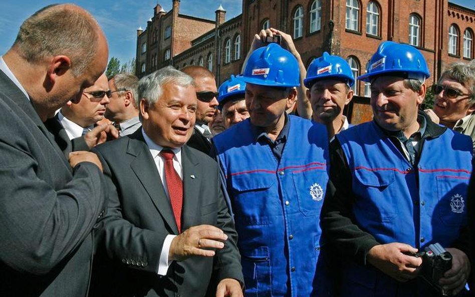 Lech Kaczyński nigdy specjalnie nie ukrywał swej wrażliwości na kwestie społeczne. Na zdjęciu ze sto