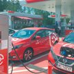 Spora część ładowarek do aut elektrycznych jest instalowana na stacjach paliw. Koncerny paliwowe lic
