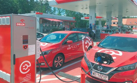 Spora część ładowarek do aut elektrycznych jest instalowana na stacjach paliw. Koncerny paliwowe lic