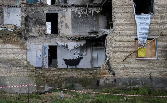 Graffiti Banksy'ego w ukraińskiej miejscowości Horenka.