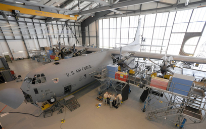 C-130J Super Hercules podczas inspekcji technicznej w bazie lotniczej Ramstein AB w Niemczech. Fot./