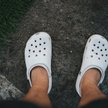 Przez wiele lat crocsy kojarzyły się przede wszystkim z wakacjami nad morzem, pracami w ogródku, a t