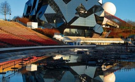 Futurystyczna architektura‚ wielowymiarowe kino i kosmiczne symulatory spowodowały‚ że Futuroscope z