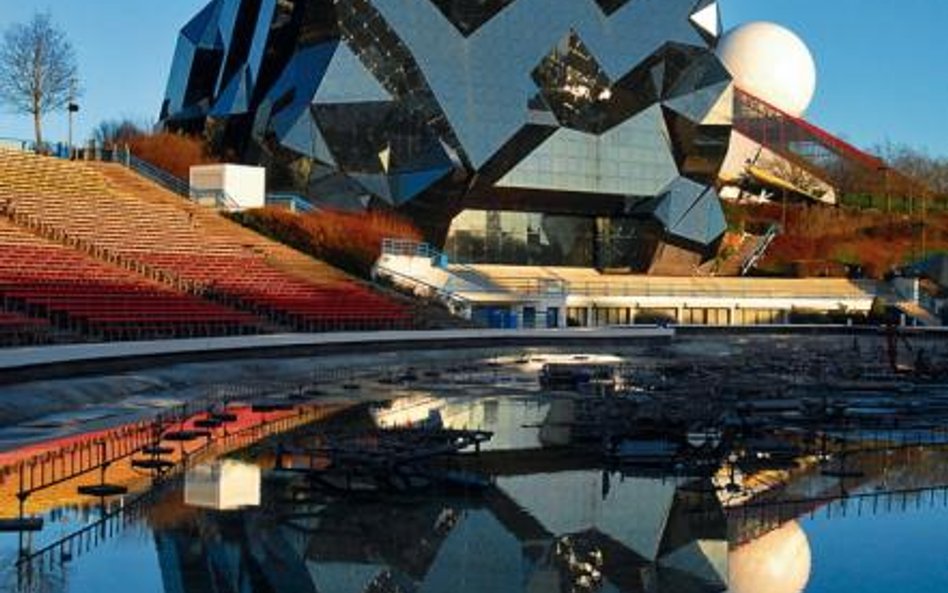 Futurystyczna architektura‚ wielowymiarowe kino i kosmiczne symulatory spowodowały‚ że Futuroscope z