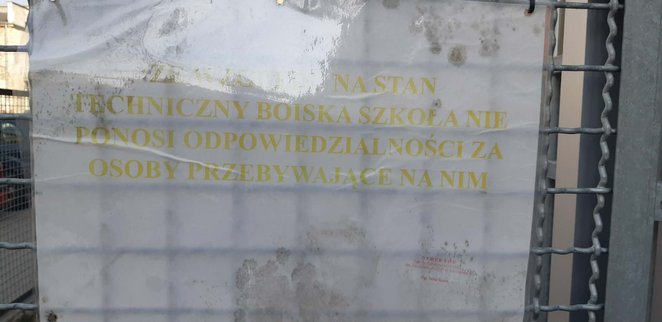 Już przy wejściu na teren szkoły wisi informacja: „Ze względu na stan techniczny boiska szkoła nie p