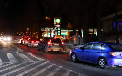 Kolejki przed jedną ze stacji paliw w centrum Zakopanego
