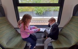 Osoby, które nie ukończyły 16. roku życia, będą mogły skorzystać z nieodpłatnych przejazdów pociągam