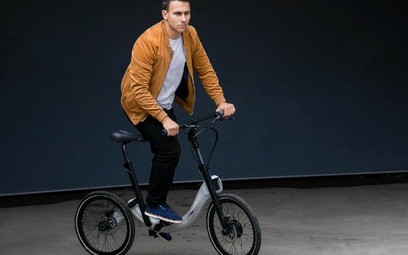 Marcin Piątkowski na JIVR Bike, który odniósł sukces rynkowy.
To rower elektryczny, składany i bezła