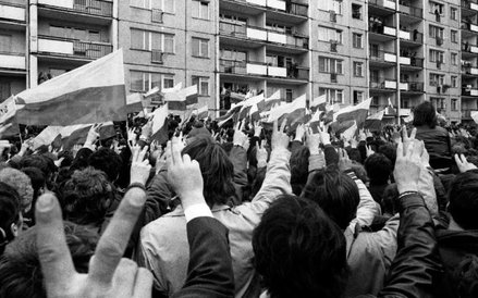 Uwolnić Lecha! 3 maja 1982 r., demonstracja pod oknami mieszkania Wałęsy w Gdańsku