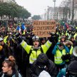 Emmanuel Macron spotkał się z zarzutami, że policja brutalnie traktuje manifestantów