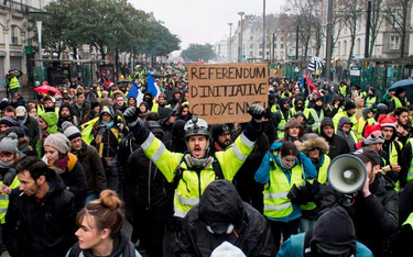 Emmanuel Macron spotkał się z zarzutami, że policja brutalnie traktuje manifestantów