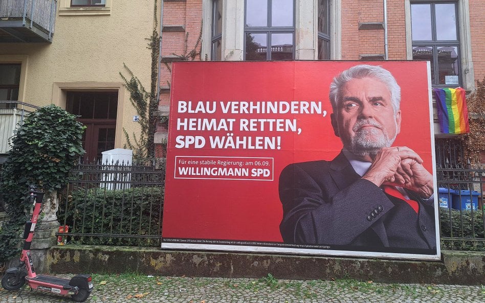 Pod siedzibą SPD w Magdeburgu. Armin Willingmann jest głównym kandydatem tej partii w niedzielnych w