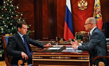Prezydent Rosji Dmitrij Miedwiediew (z lewej) i prezes Rosatomu Siergiej Kirienko mają powody do zad
