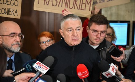Władysław Frasyniukna korytarzu Sądu Okręgowego we Wrocławiu