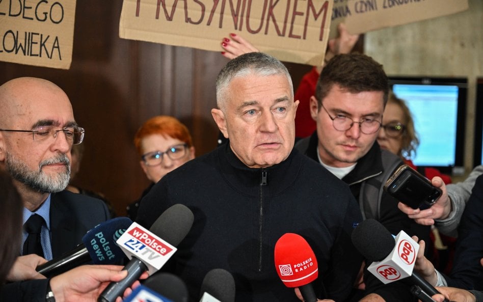 Władysław Frasyniukna korytarzu Sądu Okręgowego we Wrocławiu