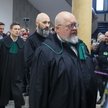 Ksiądz Michał Olszewski (C) oraz jeden z obrońców, mec. Krzysztof Wąsowski (C-P) w siedzibie Sądu Ok