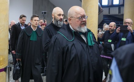 Ksiądz Michał Olszewski (C) oraz jeden z obrońców, mec. Krzysztof Wąsowski (C-P) w siedzibie Sądu Ok