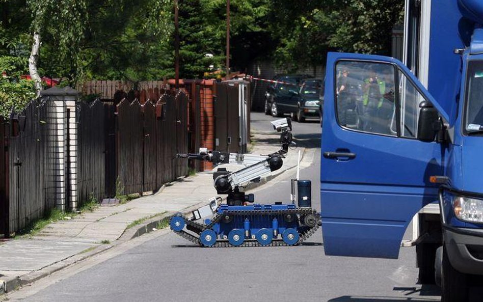 Policja użyła robota do wywożenia niebezpiecznych ładunków