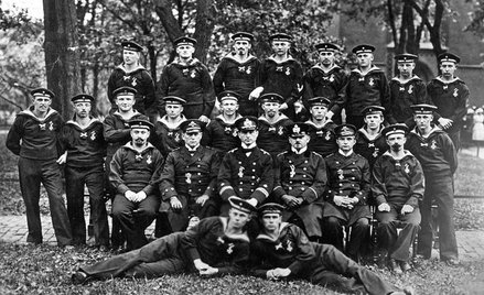 Kpt. Otto Weddigen, oficerowie i marynarze z „U 9” odznaczeni przez cesarza Wilhelma II Krzyżami Żel