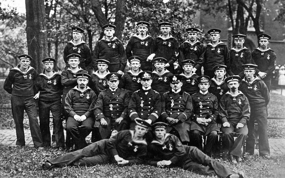 Kpt. Otto Weddigen, oficerowie i marynarze z „U 9” odznaczeni przez cesarza Wilhelma II Krzyżami Żel