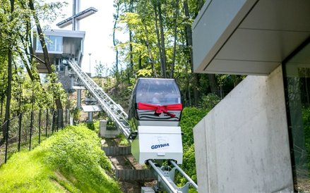 Kolejka na Kamienną Górę ułatwia oglądanie morskiej perspektywy Gdyni.