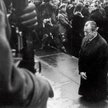 Willy Brandt klęka przed warszawskim pomnikiem Bohaterów Getta; 7 grudnia 1971 r. W relacjach polsko