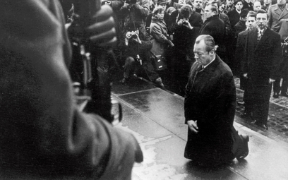 Willy Brandt klęka przed warszawskim pomnikiem Bohaterów Getta; 7 grudnia 1971 r. W relacjach polsko