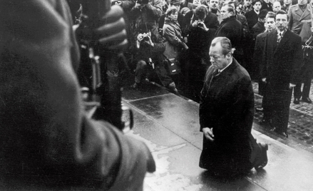 Willy Brandt klęka przed warszawskim pomnikiem Bohaterów Getta; 7 grudnia 1971 r. W relacjach polsko