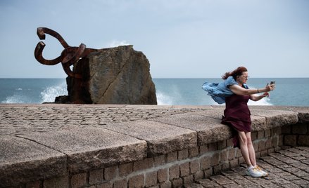 Rzeźba hiszpańskiego artysty Eduardo Chillady jest atrakcją na wybrzeżu Kraju Basków w San Sebastian