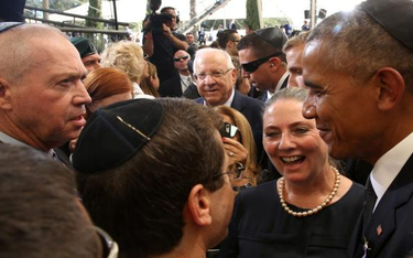 Barack Obama rozmawia z Icchakiem Herzogiem, przywódcą izraelskiej centrolewicowej opozycji, na pogr