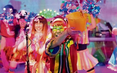 Japoński zespół Miss Revolutionary Idol Berserker w „Noise and Darkness” obnaży kulturę konsumpcyjną
