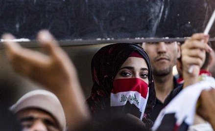 Wiec studentów przed uniwersytetem w Basrze, 2,5-milionowym mieście portowym na południu Iraku