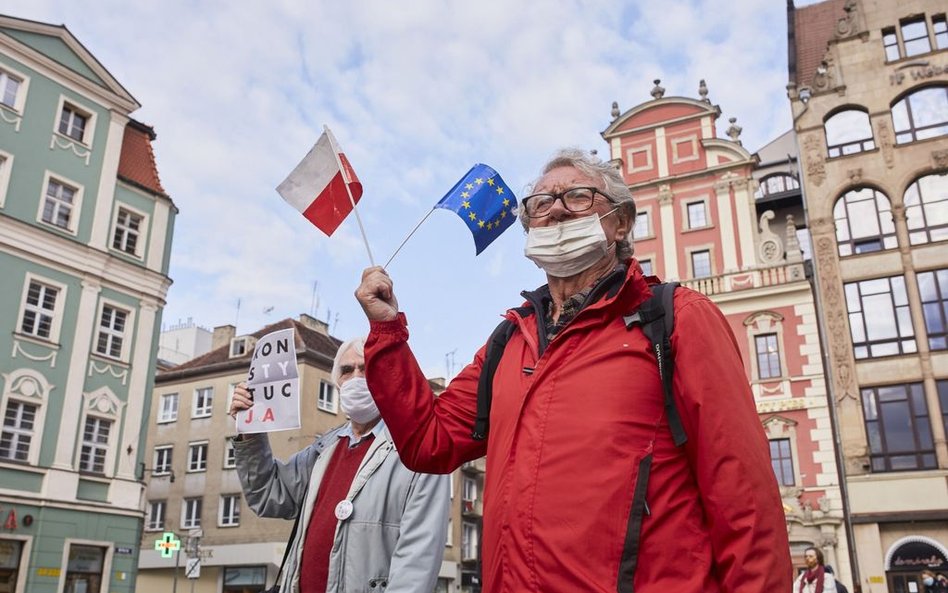 Skrajne opinie kandydatów o euro