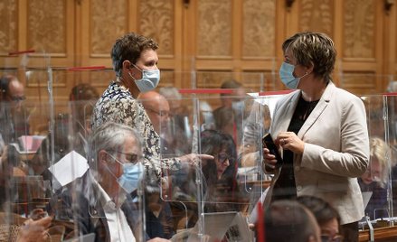 „Rewolucja” w szwajcarskim parlamencie. Kobiety będą mogły mieć odkryte ramiona