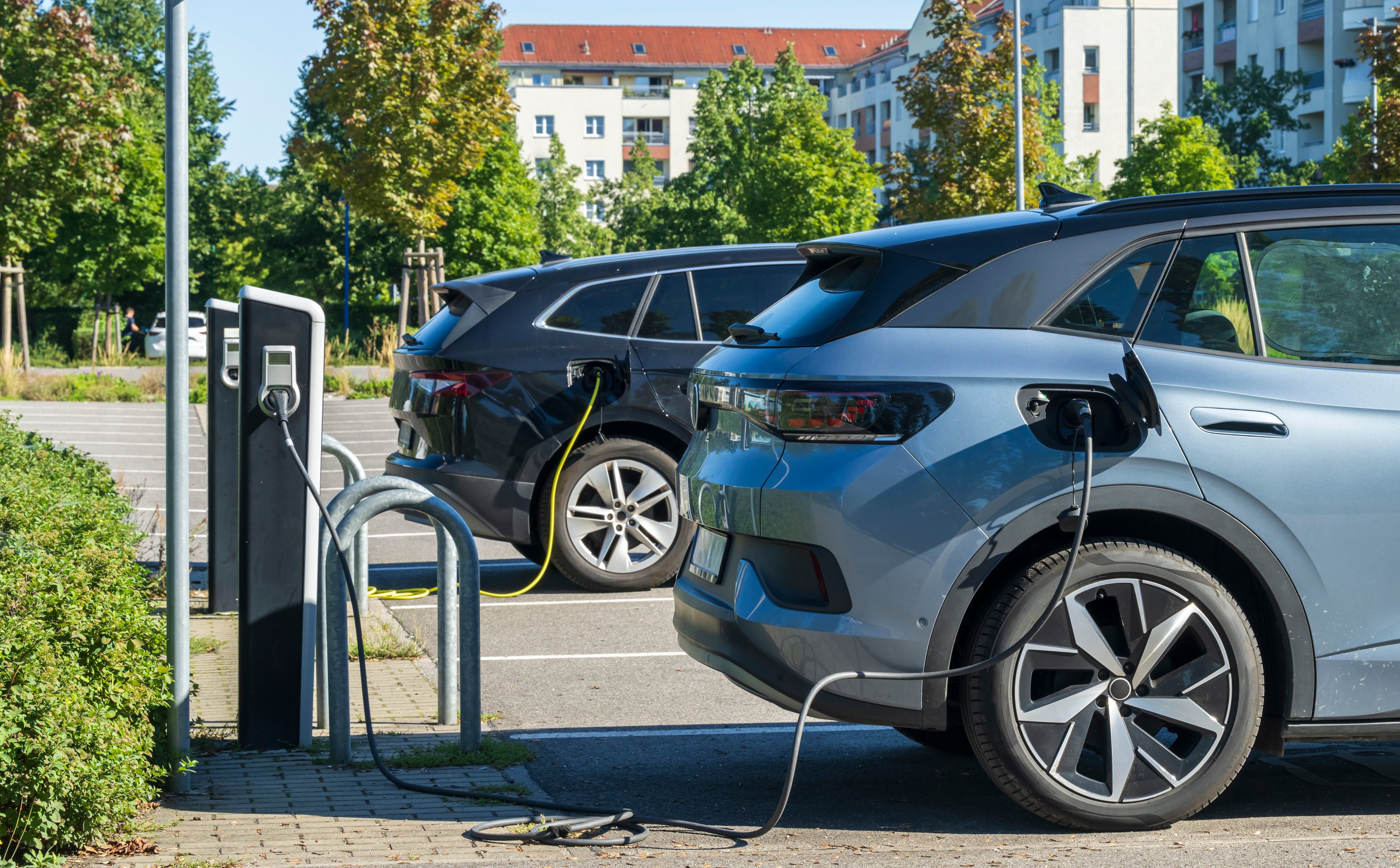 Przybywa inwestycji w rozwój infrastruktury ładowania e-aut